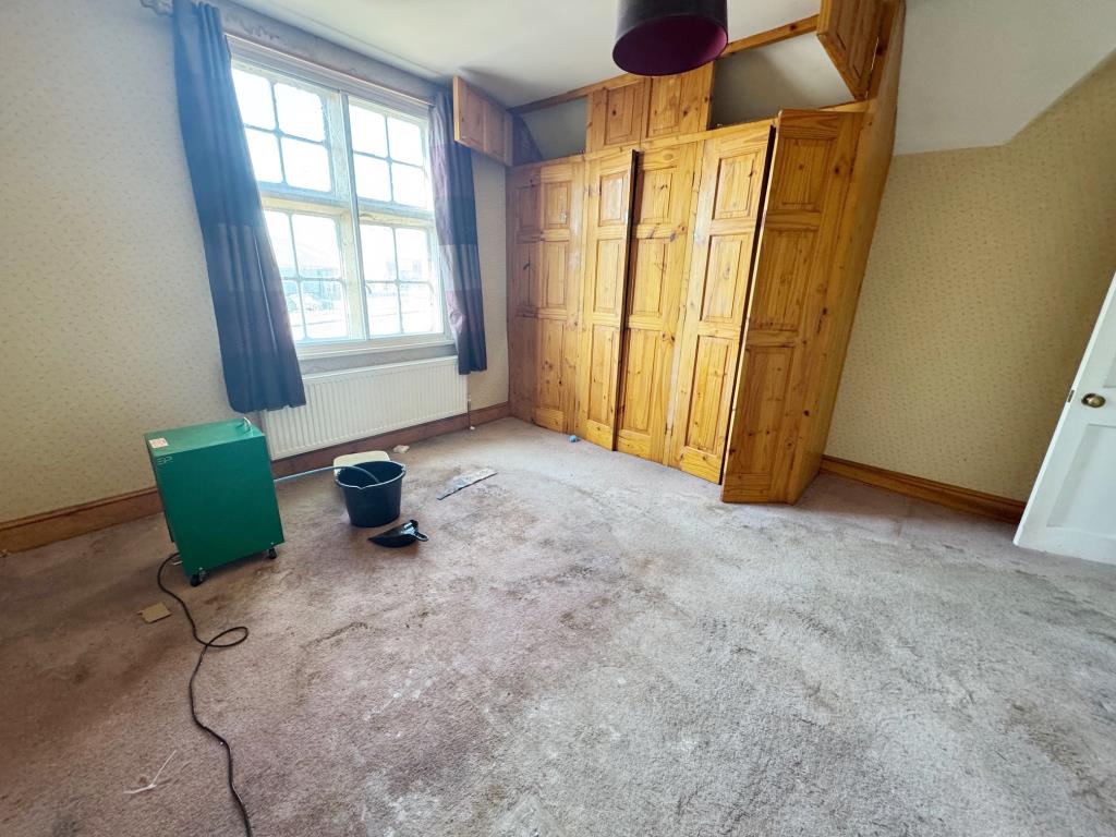 Lot: 181 - PERIOD THREE-BEDROOM LODGE HOUSE FOR IMPROVEMENT - Bedroom 1